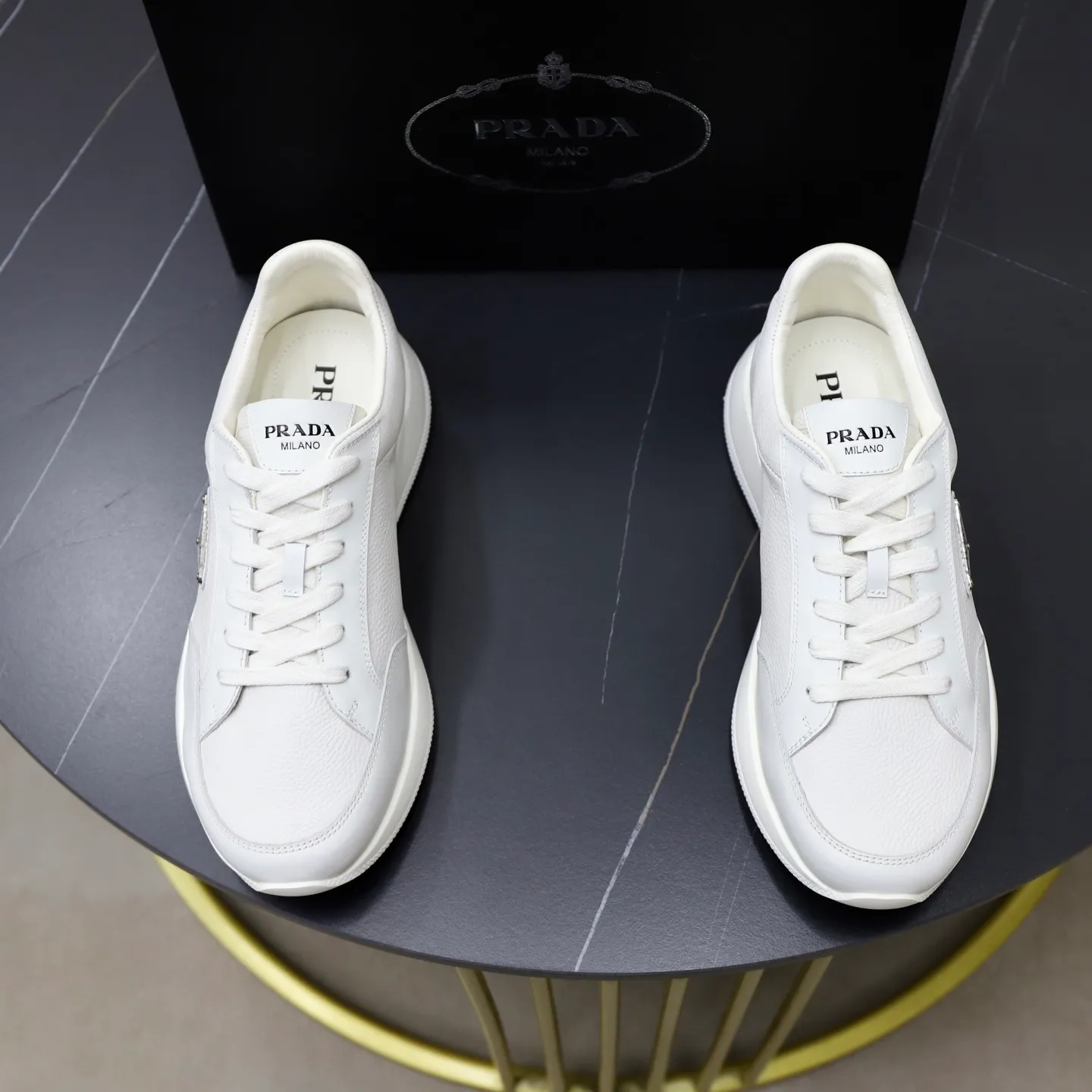 Factory price: 740💰Top original order Brand: PRADA (Prada) Standard code: Men's size 38/44 (45 can be customized) Grade: Same as the official website Material: Original cowhide stitching imported cowhide lining Original combination two-color wear-resistant soft outsole Style category: Leisure and sports version Young fashion European and American trend British style Color: Real picture color